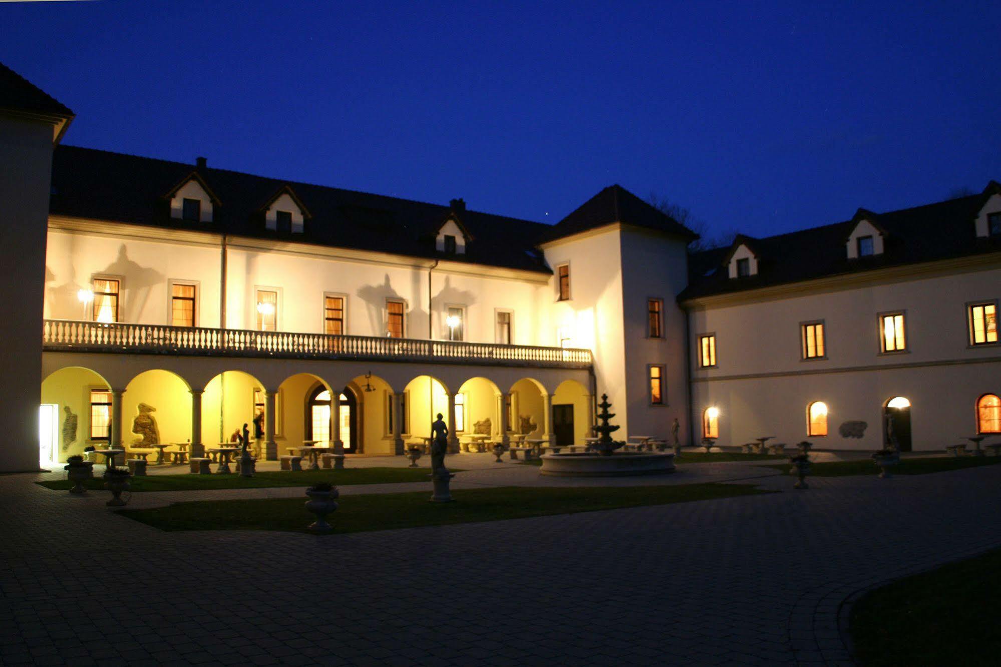 Zamek Kamenny Dvur Hotel Mostov Exterior photo