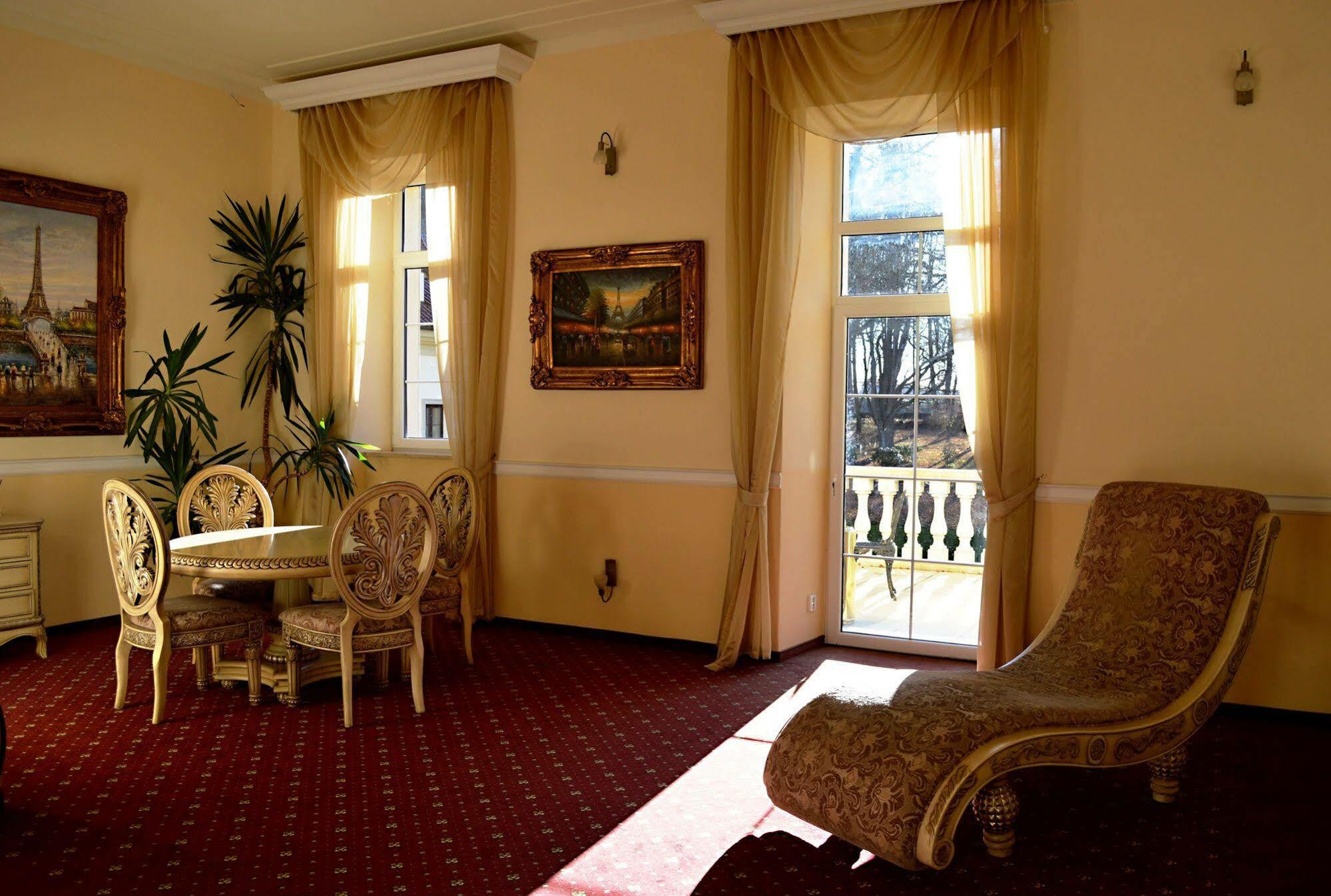 Zamek Kamenny Dvur Hotel Mostov Exterior photo