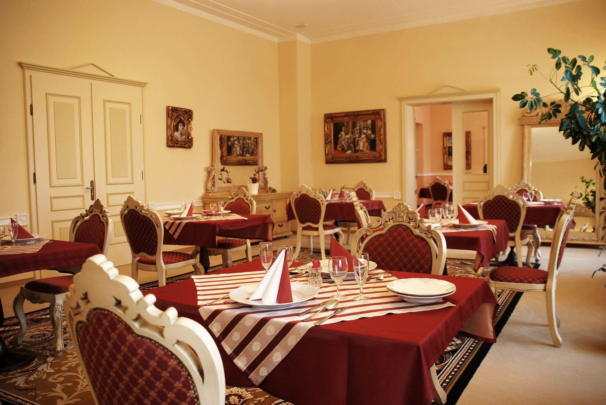 Zamek Kamenny Dvur Hotel Mostov Exterior photo