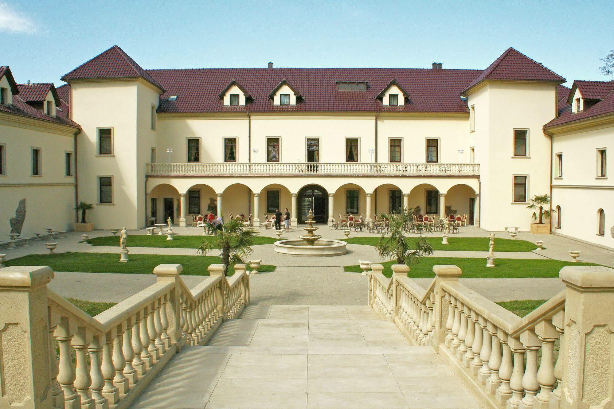 Zamek Kamenny Dvur Hotel Mostov Exterior photo