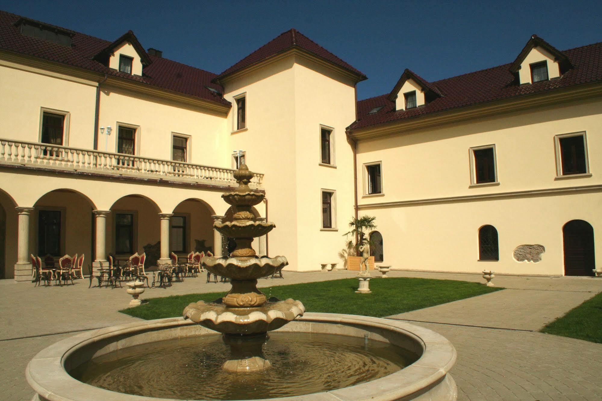Zamek Kamenny Dvur Hotel Mostov Exterior photo